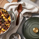 Panela Le Creuset Redonda Signature Thyme com Pegador Dourado 5,3L 26cm