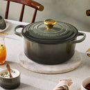 Panela Le Creuset Redonda Signature Thyme com Pegador Dourado 5,3L 26cm